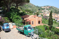 山の中腹に建つ家々にも、必需品のごとく「アペ」がたたずんでいる。