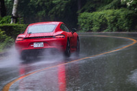 「718ケイマンT」のパワーウェイトレシオは4.6kg/PS。0-100km/h加速は4.7秒、最高速度は275km/hと発表されている。