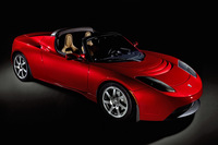 テスラにとって最初の市販モデルとなった初代「ロードスター」。2006年に発表され、2008年に上市された。「ロータス・エリーゼ」の車台にテスラの電動パワートレインを搭載した2座のオープンカーで、まだホルツハウゼン氏はデザインに関わっていない。