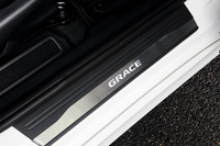 「GRACE」のロゴが入ったサイドステップガーニッシュ。当初は、5ナンバーサイズのセダンである「グレイス」にモデューロの用品を設定することに、社内でも賛否両論があったという。