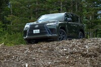 国内専用モデルとして販売される「レクサスLX600“オフロード”」。他グレードよりも強化された悪路走破性が売りだ。