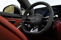 ツインスポークタイプの「AMGスポーツステアリング」を装備。この試乗車のように全周をアルカンターラ巻きにしてもいいし、上下をカーボンにしてもいい。シートなどと同色のレザーにもできる