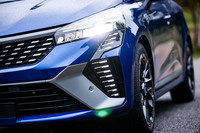 LED式ヘッドランプの下部に、特徴的なデザインのデイタイムランニングランプが備わる。デイタイムランニングランプは、ロザンジュを分割して左右を入れ替えたものと、そのデザインが説明される。