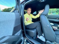 「MX-30ロータリーEV」のリアシートからコンニチハ! 見てのとおり広くはない。