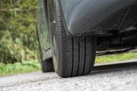 タイヤは195/60R17サイズの「ダンロップ・エナセーブEC350+」。幅の狭さが際立っている。