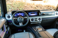 ブルーアクセント入りのカーボントリムやブルーのステッチ類が「エディション1」ならではの特徴。右ハンドルも選べる。