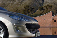 もはやプジョーの定番となった、フェリーヌ(猫科の猛獣)顔。