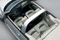 前後席間に設けられた「スポーツバー」は、デザイン上のみならず、安全性向上、風の巻き込み低減、静粛性アップなどに寄与するという。