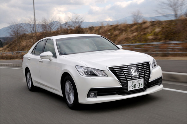 【スペック】2.5ロイヤルサルーンG:全長×全幅×全高=4895×1800×1460mm/ホイールベース=2850mm/車重=1600kg/駆動方式=FR/2.5リッターV6DOHC24バルブ(203ps/6400rpm、24.8kgm/4800rpm)/燃費=11.4km/リッター(JC08モード)/価格=482万円(テスト車=542万3750円)