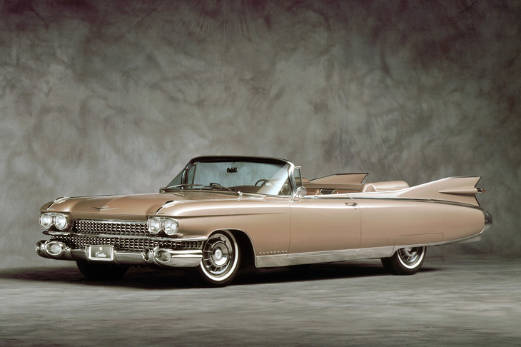 アメリカにおける第2次大戦後の自動車産業の復興は早く、1948年には早くもゼネラルモーターズから“戦後型”のモデルが登場。好景気の後押しもあって、1950年代後半には最盛期を迎えた。写真は1959年型「キャデラック・エルドラド コンバーチブル」。