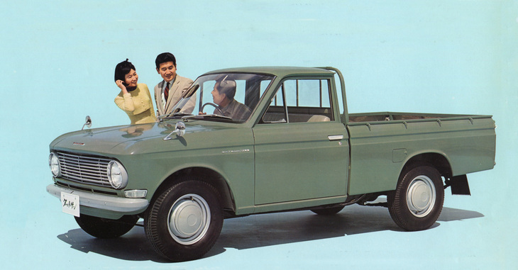 1965年にフルモデルチェンジした「ダットサン・トラック」(520型)。モノコックボディーの「ブルーバード」に対して別体式フレームを持つが、ヘッドライトが2灯式ではあるもののキャビンのデザインはブルーバードに準じていた。エンジンはブルーバードと共通の1.3リッター直4。