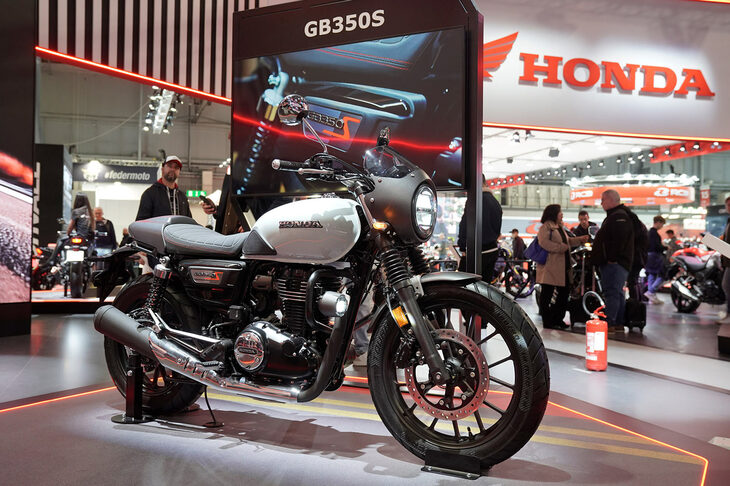 日本で人気のヘリテージモデル「GB350 S」が欧州でも発売される。日本のように排気量で免許が区切られるのではなく、年齢や免許取得からの年数によって乗車できる車両の出力上限が変わる欧州では、各完成車メーカーが出力を抑えた「A2ライセンス」仕様の車両を用意し、ビギナーや若年層ライダーを囲い込んでいる。したがって、日本でのように400cc以下という排気量のメリットは出しづらいが、クラシカルなスタイルとエンジンを搭載したGB350 Sは、個性的なモデルとしてメディア/来場者から非常にポジティブな反応を得ていた。かつて「ヤマハSR500」が、このA2仕様にぴたりとはまり、欧州で好セールスを記録。その後の欧州カスタムカルチャーを育み、近年のネオクラシックブームの種火となった。GB350 Sもその可能性を秘めている……かもしれない。