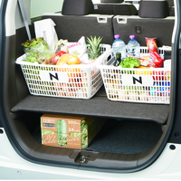 「N-WGN」は荷室にスーパーの買い物かごを2つ並べて積めるのがメリット。後席の下には傘置き場がある。