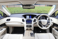 インテリアカラーは、白系の「シーコースト・アイボリー」(写真)のほか、黒、茶、灰色の3色が選べる。