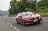 プラットフォームにはプジョー・シトロエングループで広く使われている「EMP2」を採用。従来型プラットフォームに比べると、平均で70kgの軽量化が可能だという。