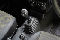 ゴム製のじゃばらブーツがなんともノスタルジックなシフトレバー。ギア比は「ジムニー」のMTと比べて1~4速が高めで、上から下まできっちり使える特性のエンジンを、1速ごとにしっかり使って走る感覚だ。
