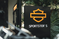 初代「スポーツスター」の登場は1957年。それまでのサイドバルブエンジンに代えてOHVエンジンを搭載した高性能モデルとして人気を博した。スポーティーな走りを追求した「スポーツスターS」は、コンセプト的には「先祖返りした」と言えるかもしれない。