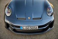 フロントまわりのデザインは「911 GT3」系と共通。ボンネットには空力性能を高めるエアアウトレットが設けられている。