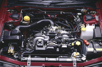 初代「レガシィ」には、新開発の水平対向4気筒エンジン「EJ型」が全車に搭載された。排気量は1.8リッターと2リッターからスタートし、後に2.2リッターもラインナップ。5段MTもしくは4段ATが組み合わされた。