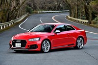 アウディRS 5クーペ
ボディーサイズ:全長×全幅×全高=4725×1860×1365mm/ホイールベース:2765mm/車重:1760kg/駆動方式:4WD/エンジン:2.9リッターV6 DOHC 16バルブ ツインターボ/トランスミッション:8段AT/最高出力:450ps(331kW)/5700-6700rpm/最大トルク:600Nm(61.1kgm)/1900-5000rpm/タイヤ:(前)275/30ZR20 (後)275/30ZR20/価格:1257万円