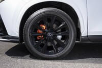 ホイールは“Fスポーツ”専用デザイン。カラーリングは試乗車のブラックのほかにスーパーグロスブラックメタリックも選べる。