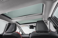 最上級グレードだけに「Z」の装備は充実。本文で紹介される機能・装備に加え、オートワイパーやパワーバックドアが装備されるのは同車だけ。オプションでパノラマルーフや「ITS Connect」なども用意される。