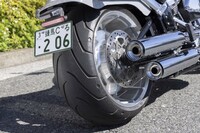 「ファットボーイ」のアイコンである、極太のタイヤとショットガンマフラー。タイヤサイズは前が160/60R18、後ろが240/40R18で、ミシュランのハーレー専用タイヤ「Scorcher(スコーチャー)11」を装着する。
