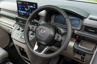 ステアリングホイールは本革巻き。回生ブレーキの強さを任意にコントロールできる「減速セレクター」(ステアリングパドル)が備わっている。