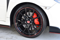 「タイプR」のタイヤサイズは245/30ZR20。コンチネンタルの「スポーツコンタクト6」を装着していた。