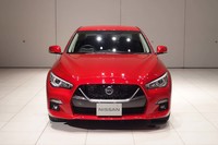 フロントセクションは、いわゆる“インフィニティ顔”から“日産顔”に変更。「Vモーショングリル」と呼ばれる、他の日産車にも共通するデザインモチーフを用いている。