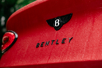 リアには「BENTLEY」ロゴとフライングBのバッジが貼られる。白いBの部分がテールゲートオープナーになっている。