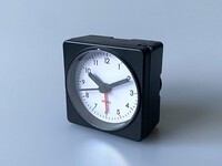 タイガーで販売されていた目覚まし時計。外観の劣化や欠損は、後述する約7年にわたるハードな使用によるものである。