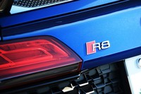 「アウディR8」の改良モデルは2019年12月からデリバリーがスタート。下位グレードがカタログ落ちし、ハイパフォーマンスバージョンの「V10パフォーマンス5.2 FSIクワトロ」のみに一本化された。