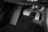 25式のAT仕様では、フットレストの大型化もトピックとして挙げられる。