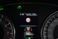 予防安全装備では、カメラで読み取った道路標識の情報をメーター内のディスプレイに表示する「標識認識機能」を追加。車両進入禁止、はみ出し通行禁止、最高速度の標識に対応している。