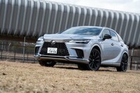 レクサスのアイデンティティーである「スピンドルグリル」は、進化を遂げて「スピンドルボディー」へ。グリルからボンネットへとシームレスにつながっている。