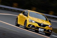 「メガーヌR.S.トロフィー」は、ホイールやバッテリーなどの軽量化により、車重を「メガーヌR.S.」比で10kg軽減。俊敏性を一段と向上させた。