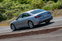 新型「A6」のマイルドハイブリッド機構は減速時に最大12kWのエネルギーを回生。車速が55~160km/hの間ではコースティングも可能で、アイドリングストップ機構は車速が22km/h以下になるとエンジンを停止する。