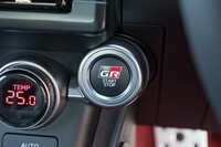 スタート/ストップスイッチも「GR」専用デザインだ。