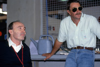 1992年にチャンピオンとなったマンセル(写真右)だが、待遇面などでチームと折り合いがつかなくなり、F1引退を表明。翌年はアメリカのCARTシリーズに挑戦した。フランク・ウィリアムズ(同左)は所属ドライバーに冷淡な態度を取ることでも有名だが、あくまでドライバー本位ではなくチームを基準に考えているということだろう。なおマンセルは、1994年のアイルトン・セナの死後、ピンチヒッターとしてウィリアムズに再登場(再搭乗?)している。(写真:XPB Images / Williams Racing)