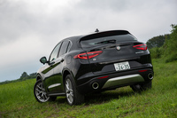 アルファ・ロメオにとって初のSUVである「ステルヴィオ」。「ジュリア」と同じFR系のアーキテクチャーをベースに開発されたモデルだ。