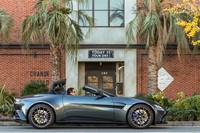 ソフトトップは6.7秒でオープン、6.8秒でクローズという、電動開閉システムでは最速レベルの動作を実現している。ルーフの開閉は50km/h以下であれば走行中でも可能。