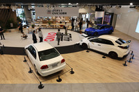 手前から「スマートシビック」こと7代目のセダン、9代目の「タイプR」、そして現行11代目の「e:HEV」。