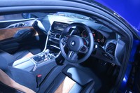 最新の「Mモデル」であることを示す、ステアリングホイールに備え付けられた赤い「Mスイッチ」。運転支援システムの介入をコントロールする「Mモード」スイッチも「M8」が初採用となる。