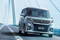 「デリカD:2」では、外装色が新色を含むモノトーンの全7色展開となった。