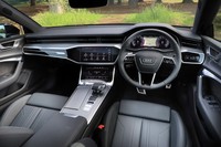 整然としたインストゥルメントパネルのしつらえは最新のアウディ車に共通するもの。センターに2つとメーターパネルと、全3枚のスクリーンがレイアウトされている。