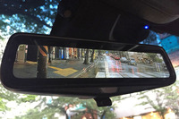 リアカメラミラーは、目が慣れてくると、すごく使いやすい! 雨の日でもクリアな視界が開けます。