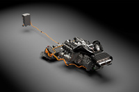 「W1」のパワートレイン。4リッターV8ツインターボ「MHP-8」と、マクラーレンが「Eモジュール」と呼ぶラジアルフラックス型モーター、容量1.384kWhのバッテリーがコンパクトにまとめられている。ハイブリッド化にあたり、4WDを採用するライバルが多いなかで、マクラーレンはミドシップ後輪駆動にこだわった。