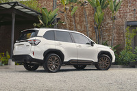 傾斜を抑え荷室空間が十分に確保されたリアゲートのフォルムは、従来型を踏襲したもの。リアコンビランプ形状はもちろんのこと、左右を高い位置でつなぎ、ワイド感が強調されたデザインも新しい。