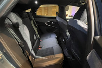 「3008」のリアシート。背もたれには40:20:40の分割可倒機構が組み込まれている。